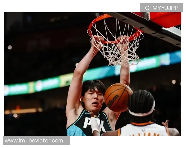 杨瀚森在比赛中掩护和传球速度较慢但节奏略快于克林根